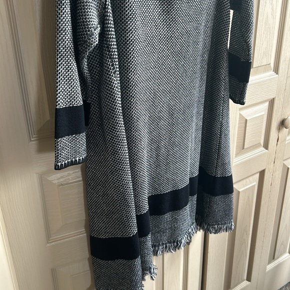 Kasper Womans Sweater Coat Tweed Grey w Black Trimming and Fringe Size M - Picture 4 of 5
